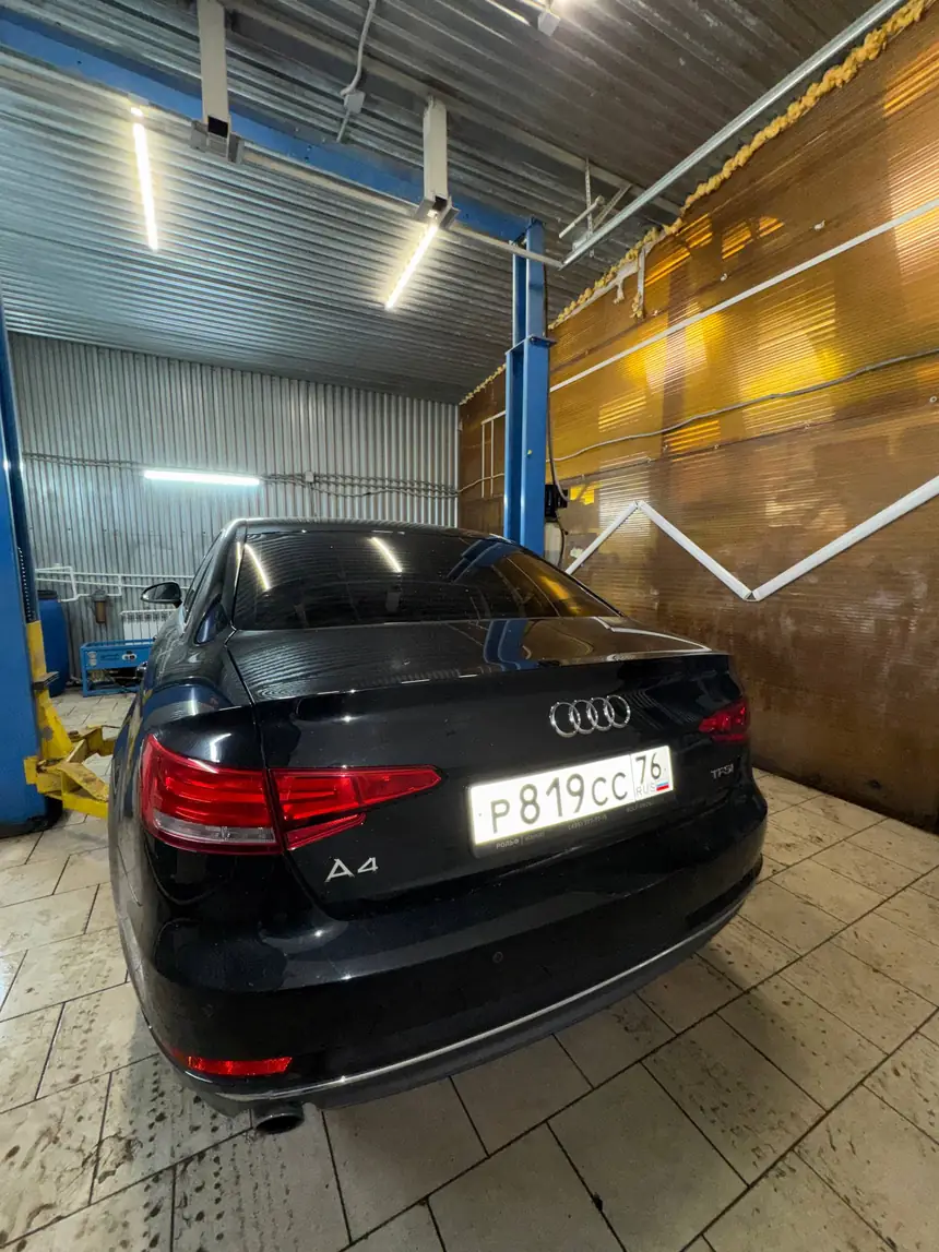Audi A4 на подъёмнике в мастерской