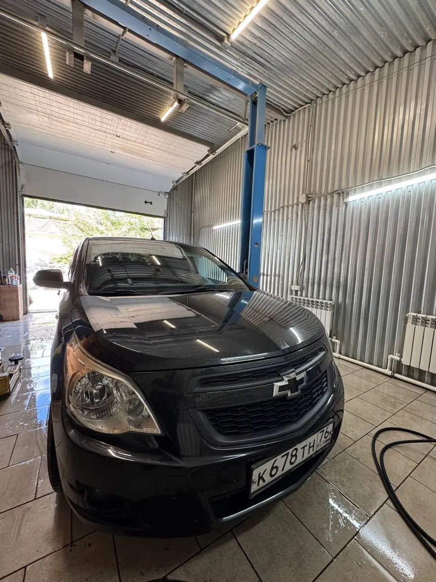 Chevrolet Cobalt в боксе перед мойкой днища
