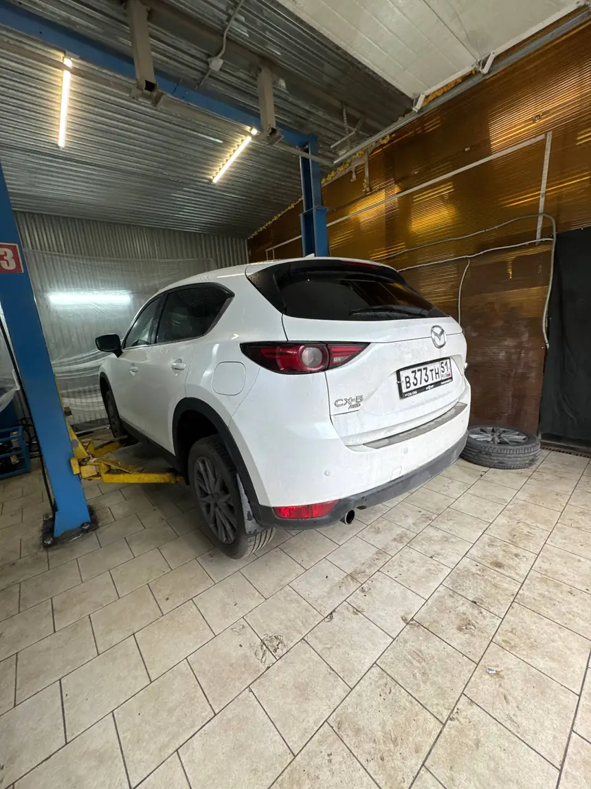 Mazda CX-5 в мастерской перед антикоррозийной обработкой