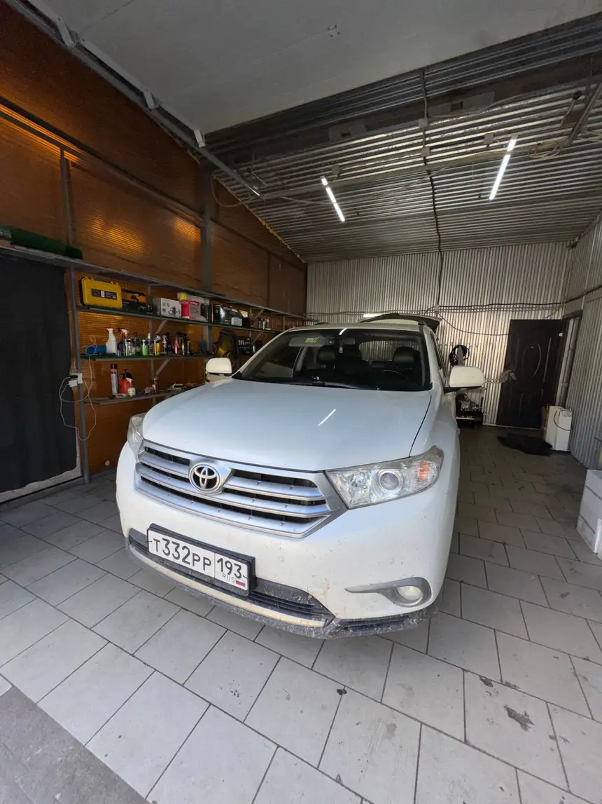 Toyota Highlander в боксе мастерской