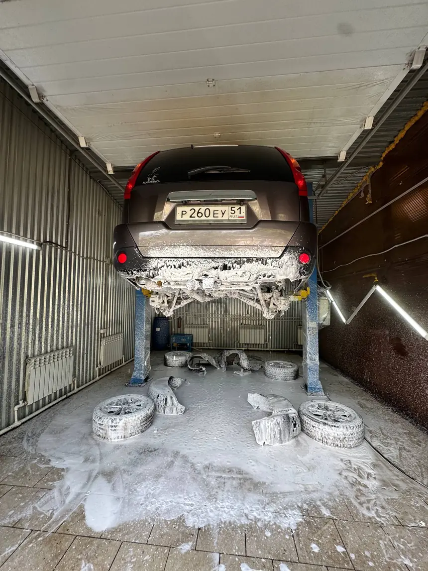 Автомобиль на подъёмнике во время мойки днища